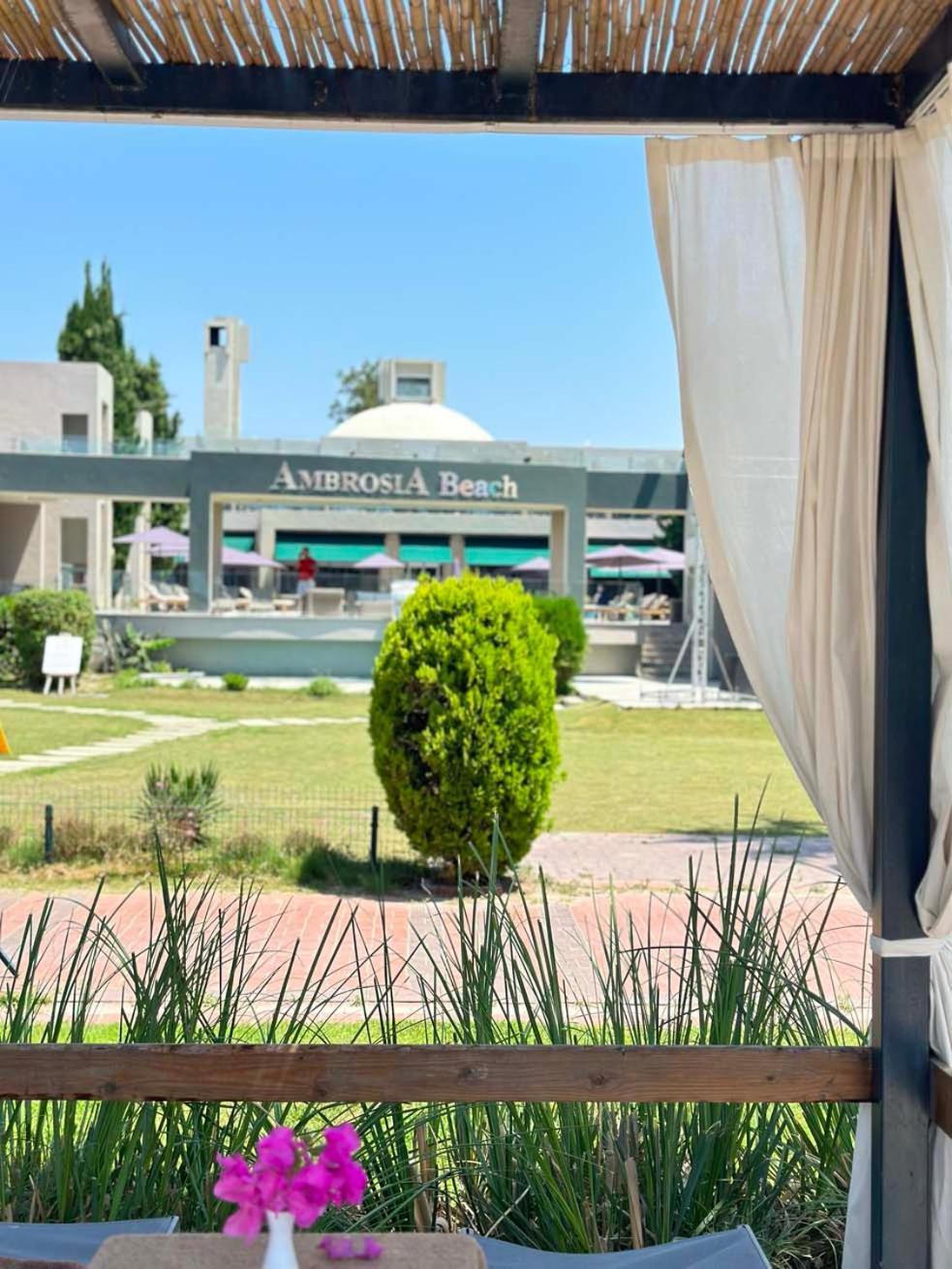 Ambrosia Hotel Beach & Spa Битез Екстериор снимка