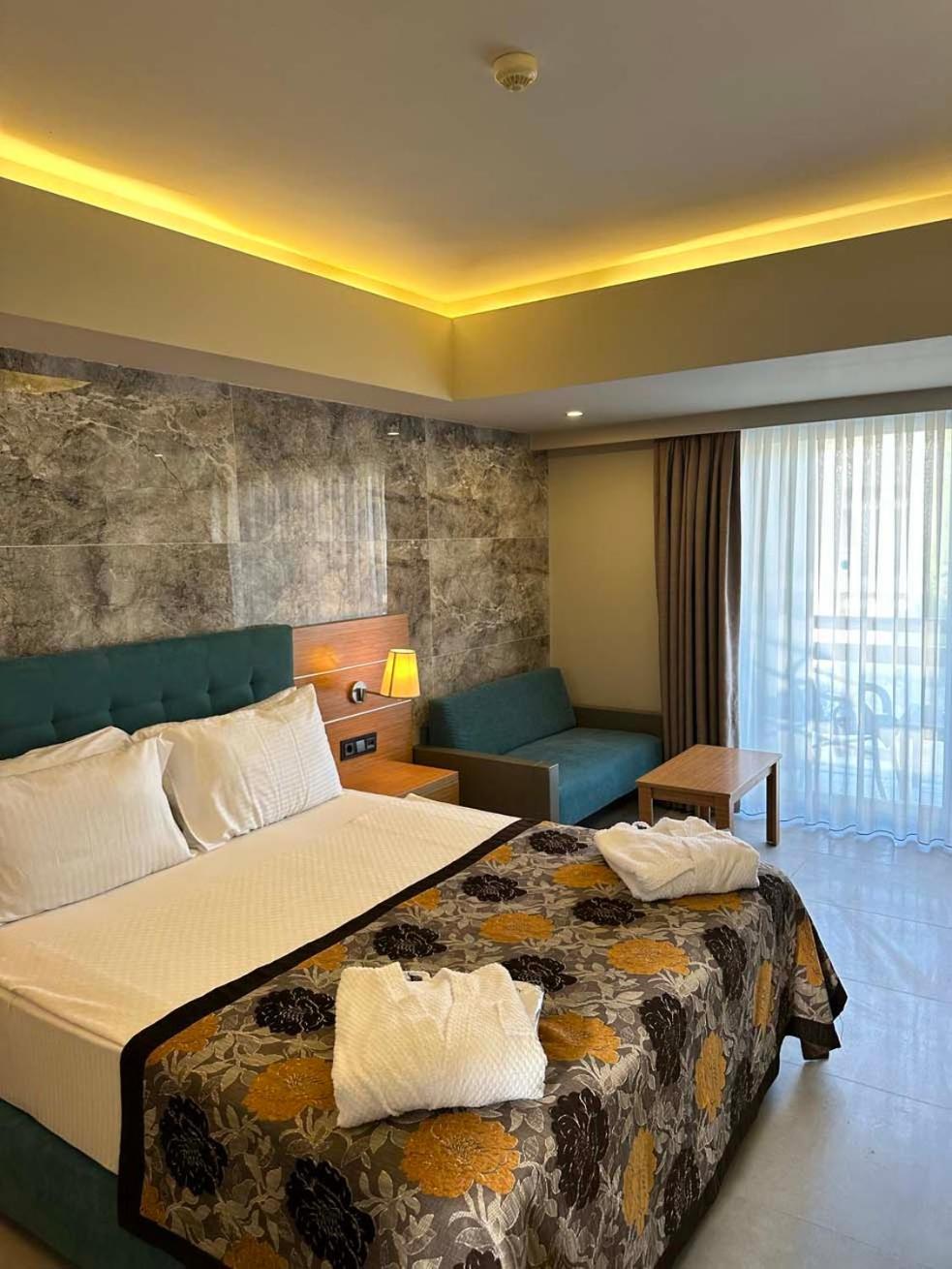 Ambrosia Hotel Beach & Spa Битез Екстериор снимка