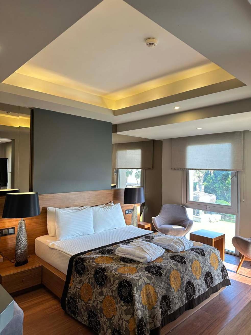 Ambrosia Hotel Beach & Spa Битез Екстериор снимка
