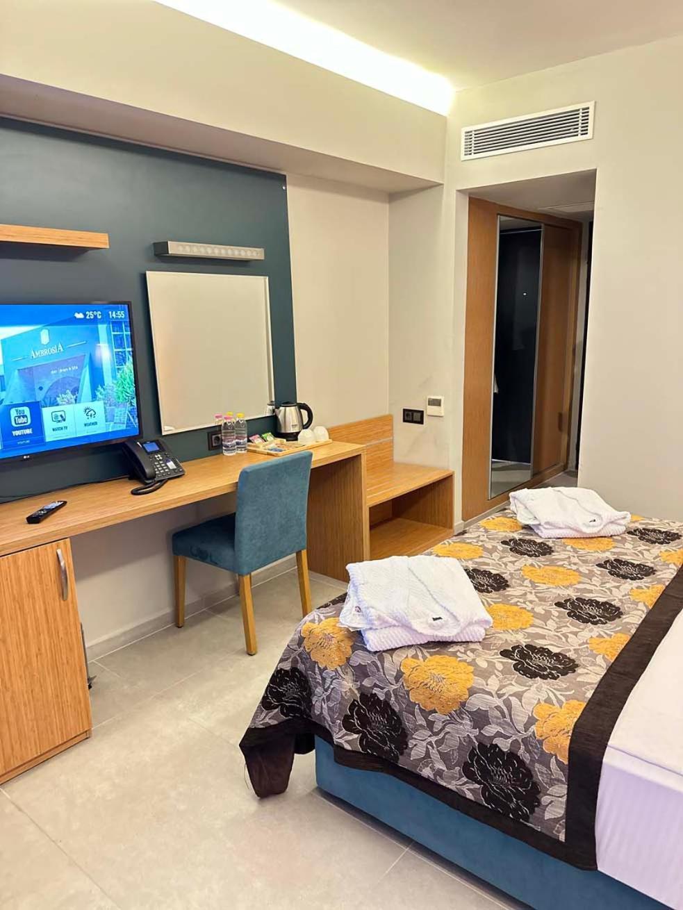 Ambrosia Hotel Beach & Spa Битез Екстериор снимка