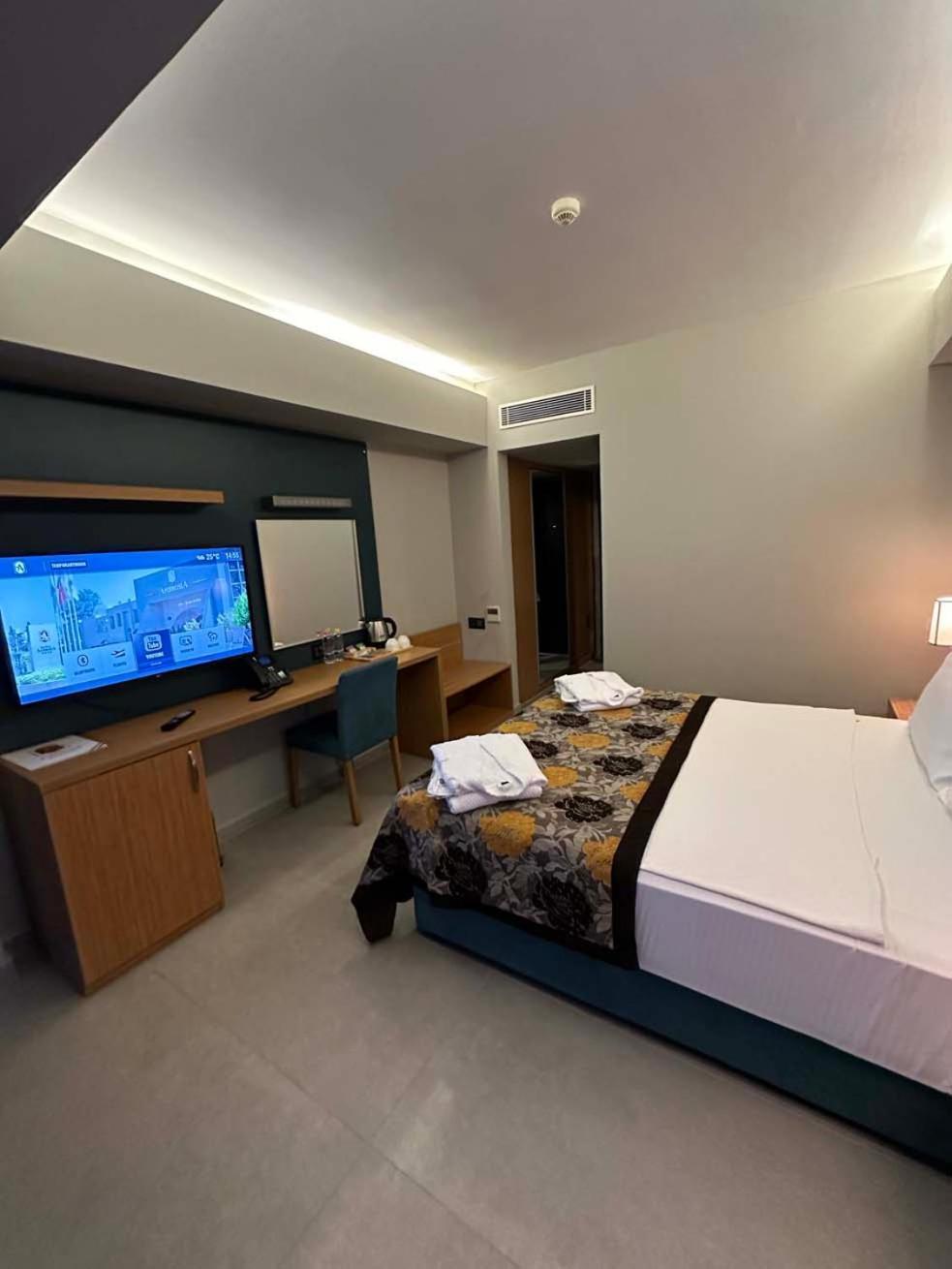 Ambrosia Hotel Beach & Spa Битез Екстериор снимка