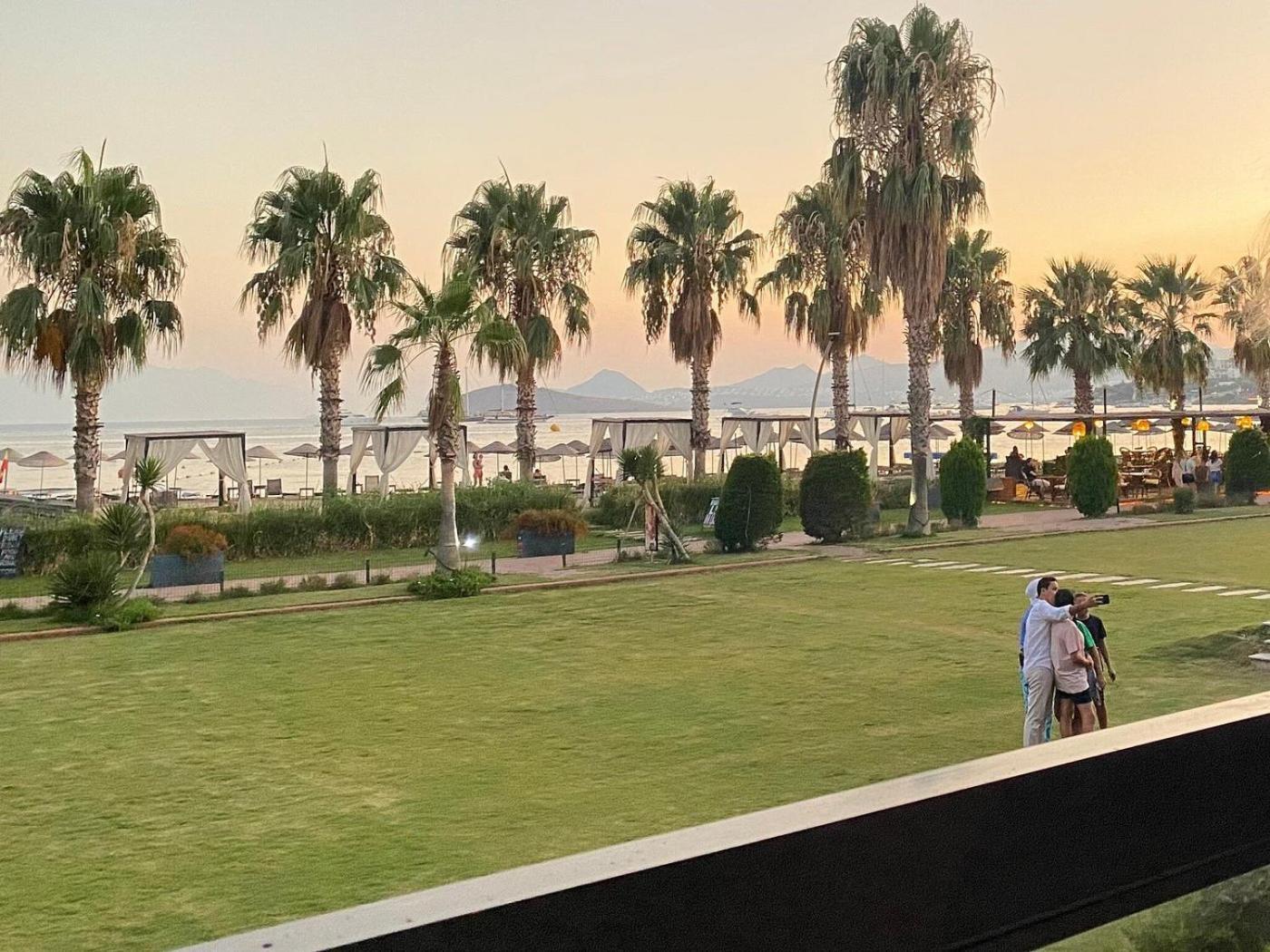 Ambrosia Hotel Beach & Spa Битез Екстериор снимка