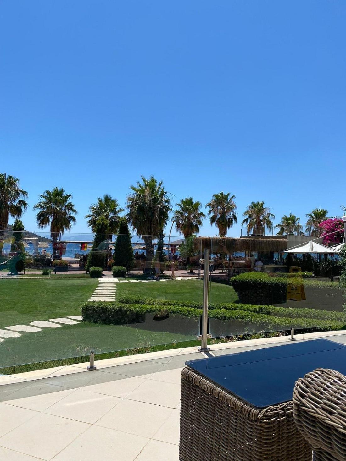 Ambrosia Hotel Beach & Spa Битез Екстериор снимка