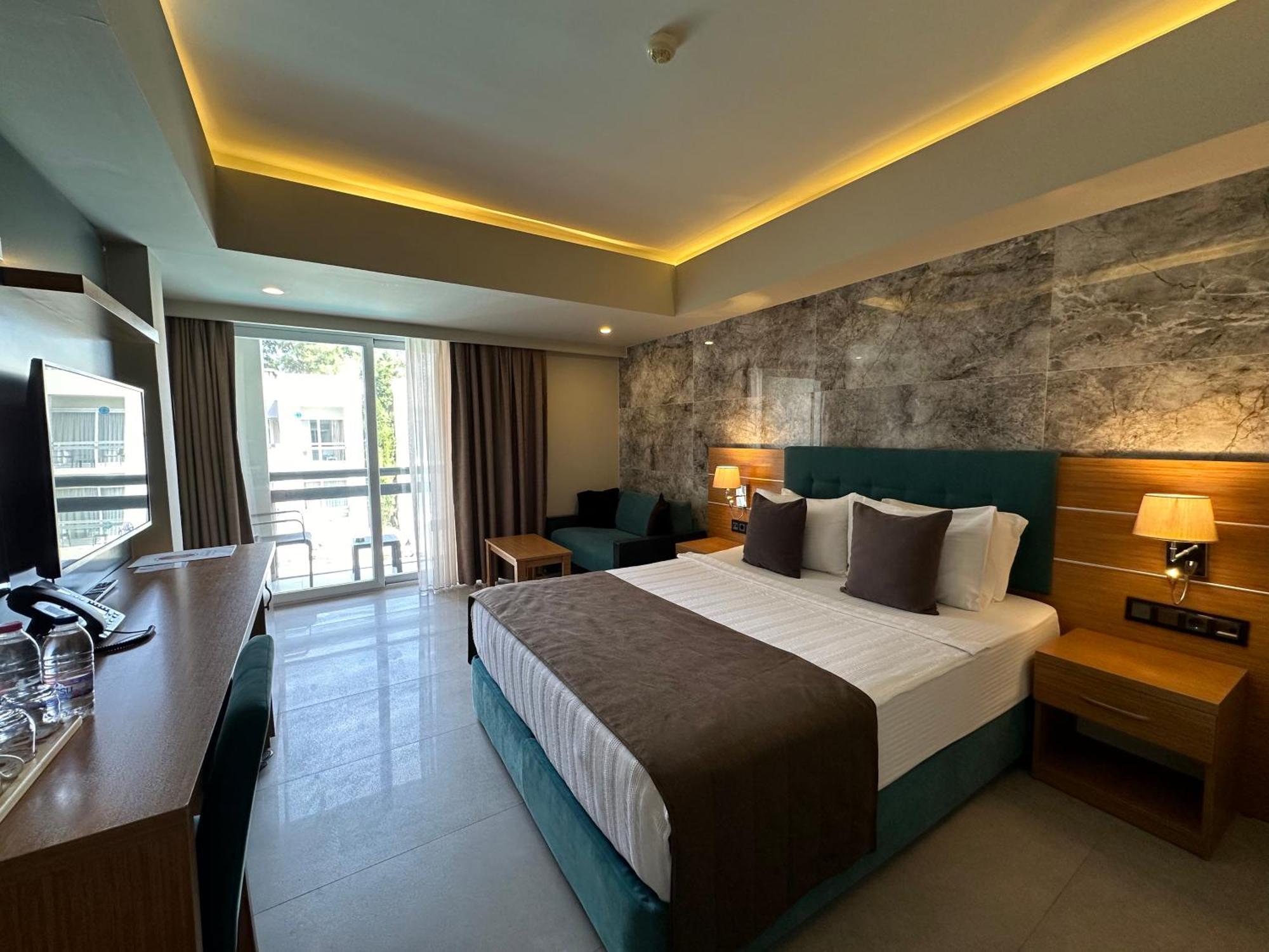 Ambrosia Hotel Beach & Spa Битез Екстериор снимка
